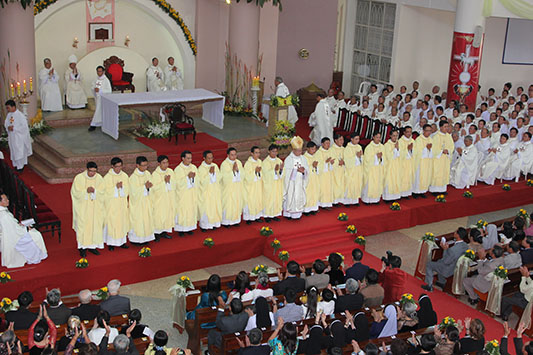 Da Lat diocese confers priesthood on 18 clergymen